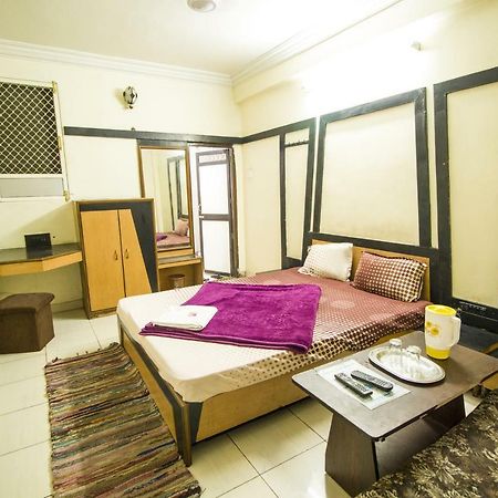 Hotel Gujarat Palace อุจเจน ภายนอก รูปภาพ