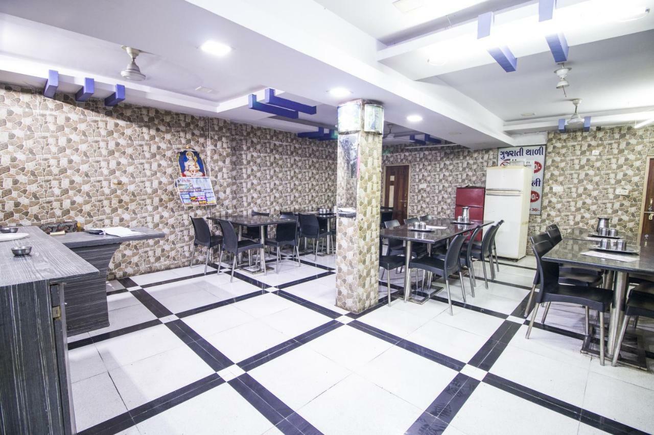 Hotel Gujarat Palace อุจเจน ภายนอก รูปภาพ