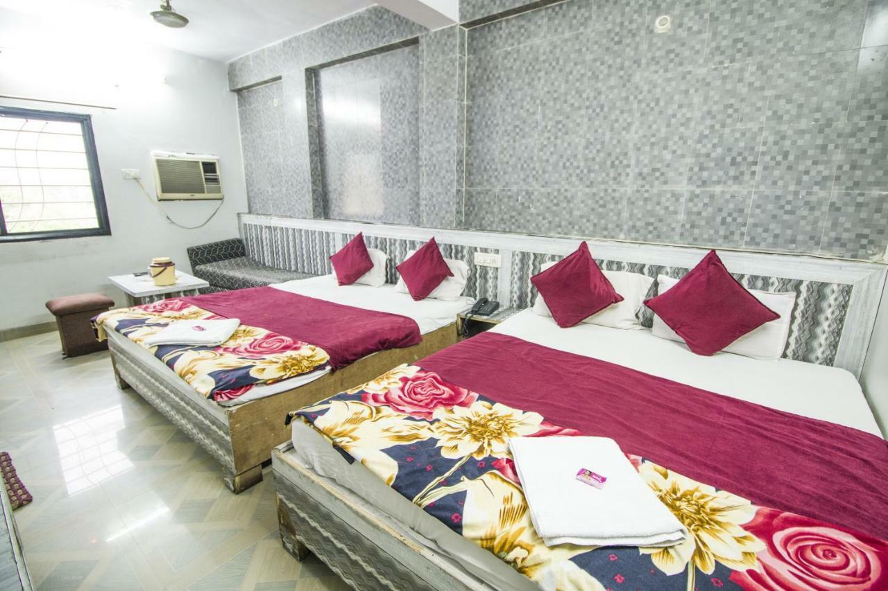 Hotel Gujarat Palace อุจเจน ภายนอก รูปภาพ