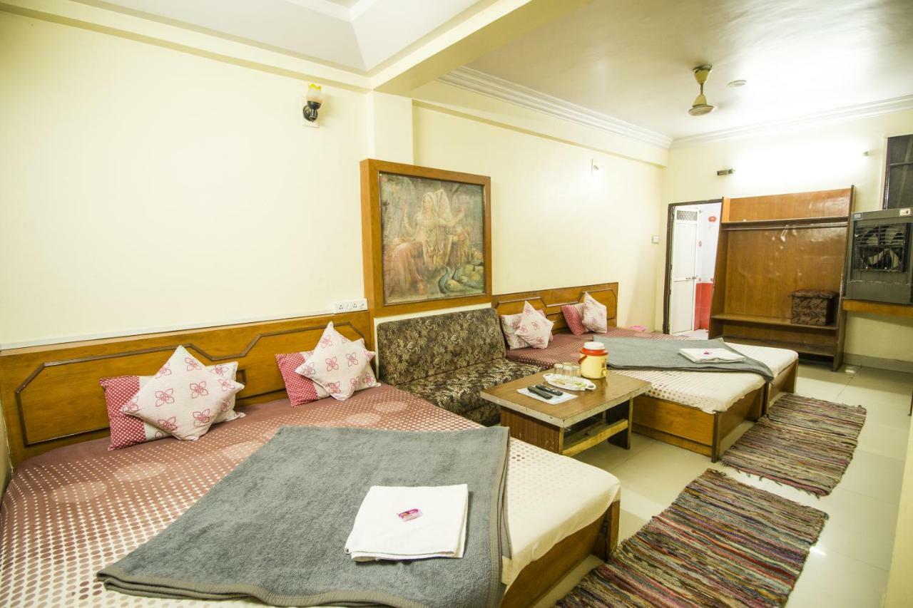 Hotel Gujarat Palace อุจเจน ภายนอก รูปภาพ
