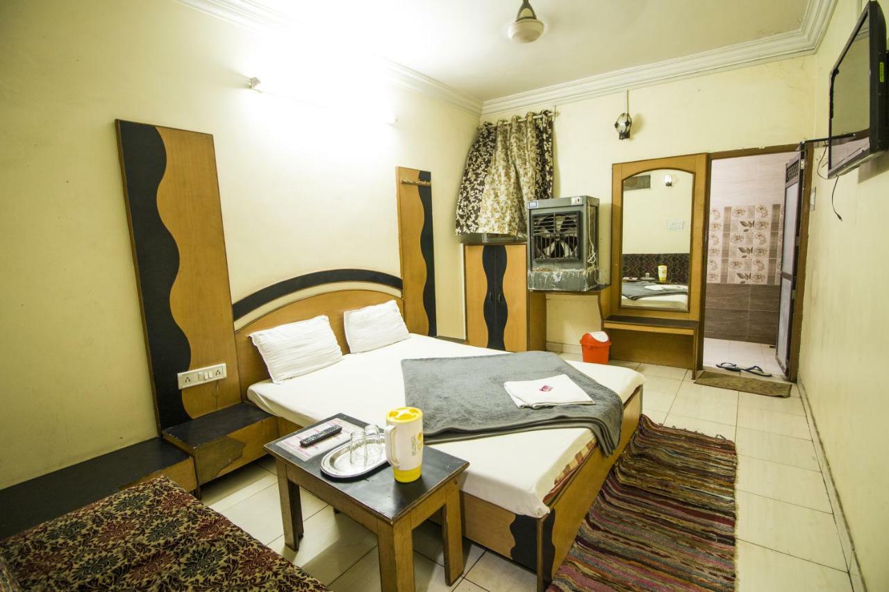 Hotel Gujarat Palace อุจเจน ภายนอก รูปภาพ
