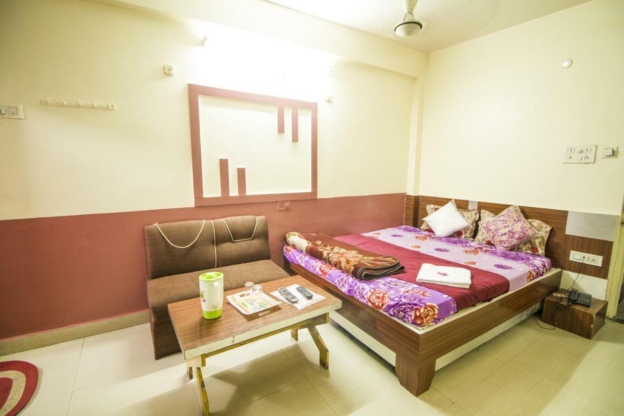 Hotel Gujarat Palace อุจเจน ภายนอก รูปภาพ